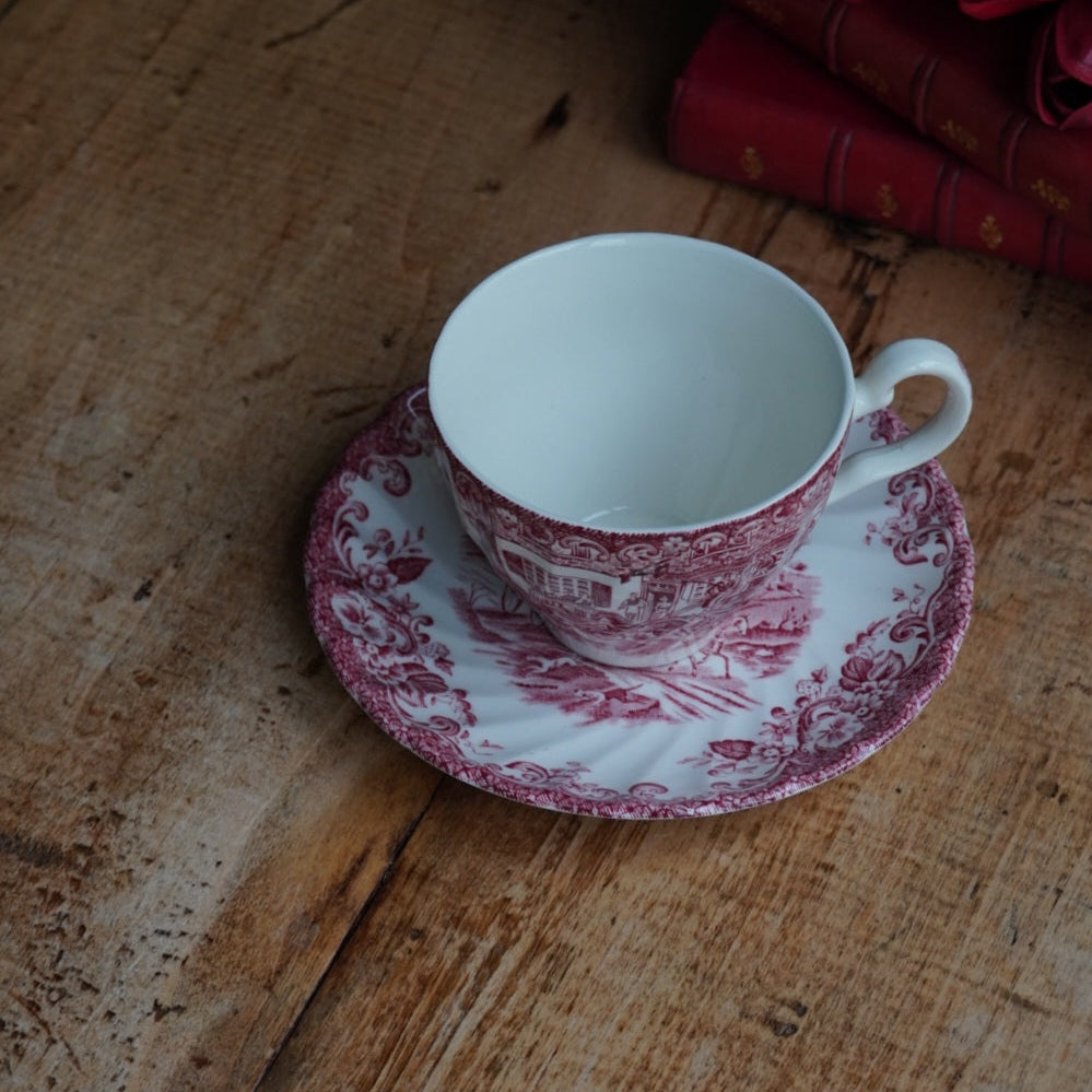 Tasse "Mary" en faïence anglaise torsadée au décor de scéne rougeâtre Johnson Brothers modèle Coaching Scenes