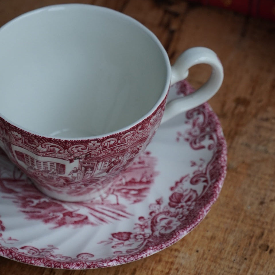 Tasse "Mary" en faïence anglaise torsadée au décor de scéne rougeâtre Johnson Brothers modèle Coaching Scenes
