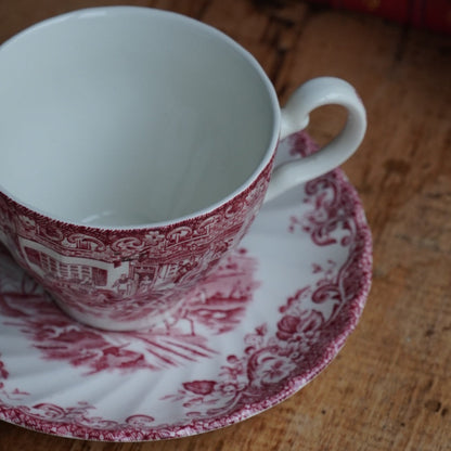 Tasse "Mary" en faïence anglaise torsadée au décor de scéne rougeâtre Johnson Brothers modèle Coaching Scenes