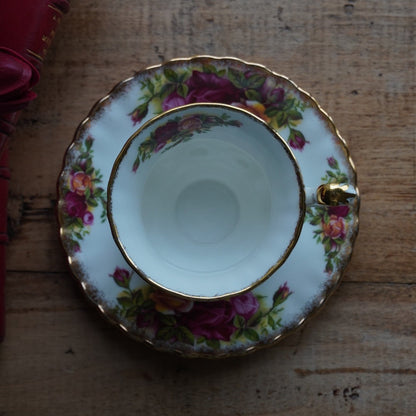 Petite tasse "Pleasance" en porcelaine anglaise fleurie et dorée Royal Albert modèle Old Country Rose