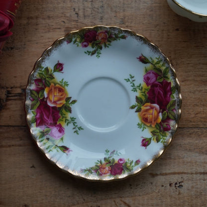 Petite tasse "Pleasance" en porcelaine anglaise fleurie et dorée Royal Albert modèle Old Country Rose