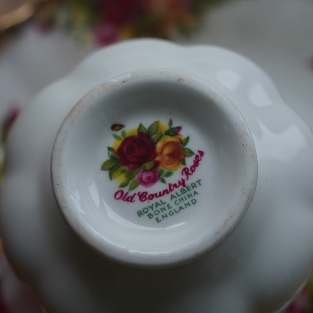 Petite tasse "Pleasance" en porcelaine anglaise fleurie et dorée Royal Albert modèle Old Country Rose