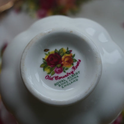 Petite tasse "Pleasance" en porcelaine anglaise fleurie et dorée Royal Albert modèle Old Country Rose
