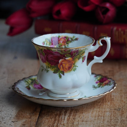 Petite tasse "Pleasance" en porcelaine anglaise fleurie et dorée Royal Albert modèle Old Country Rose