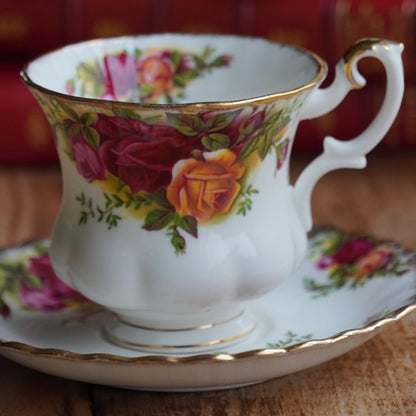 Petite tasse "Pleasance" en porcelaine anglaise fleurie et dorée Royal Albert modèle Old Country Rose