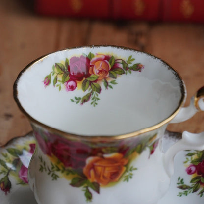 Petite tasse "Pleasance" en porcelaine anglaise fleurie et dorée Royal Albert modèle Old Country Rose
