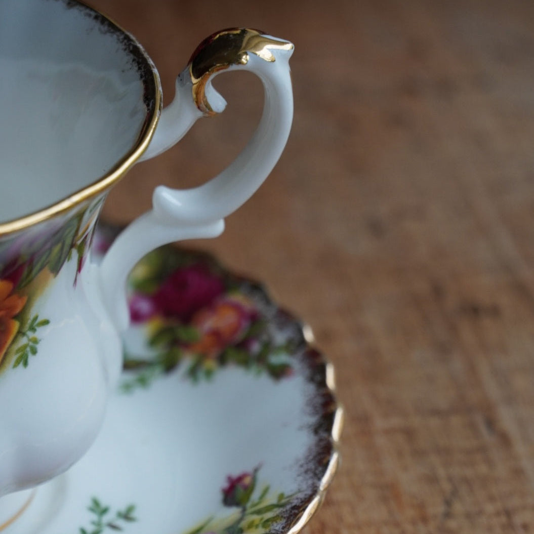 Petite tasse "Pleasance" en porcelaine anglaise fleurie et dorée Royal Albert modèle Old Country Rose