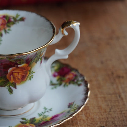 Petite tasse "Pleasance" en porcelaine anglaise fleurie et dorée Royal Albert modèle Old Country Rose