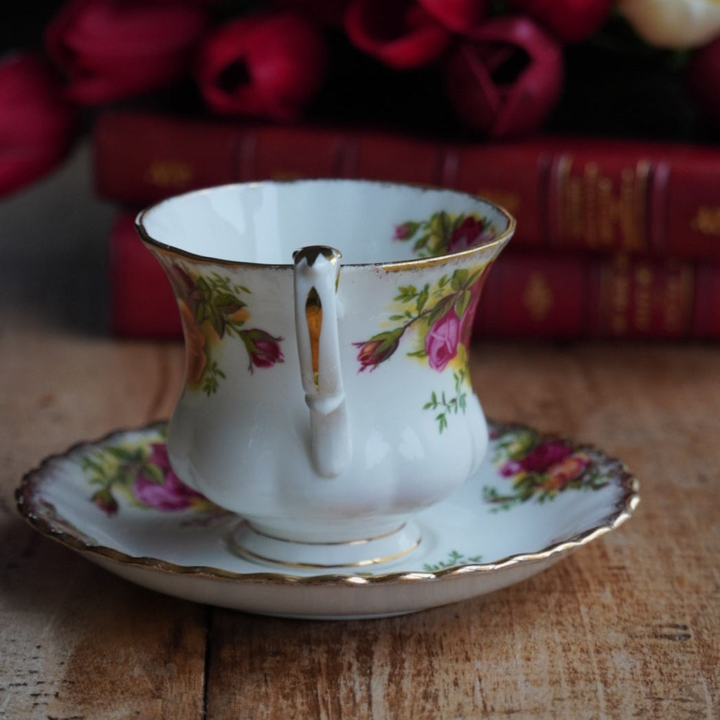 Petite tasse "Pleasance" en porcelaine anglaise fleurie et dorée Royal Albert modèle Old Country Rose