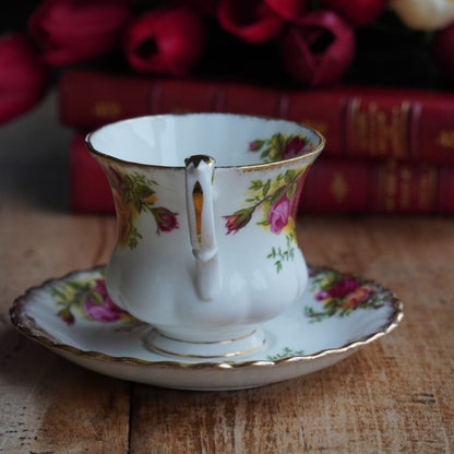 Petite tasse "Pleasance" en porcelaine anglaise fleurie et dorée Royal Albert modèle Old Country Rose