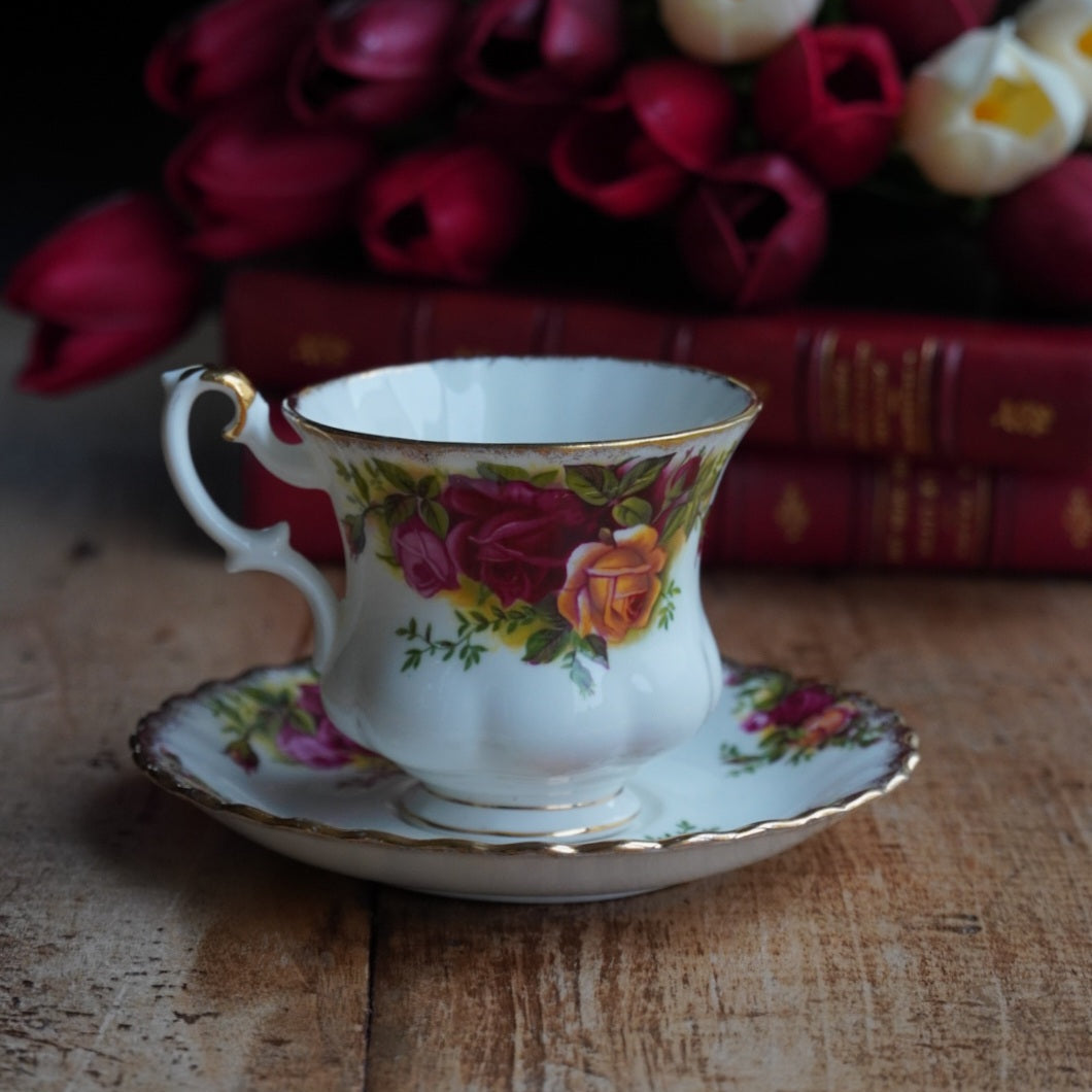 Petite tasse "Pleasance" en porcelaine anglaise fleurie et dorée Royal Albert modèle Old Country Rose