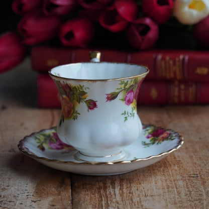 Petite tasse "Pleasance" en porcelaine anglaise fleurie et dorée Royal Albert modèle Old Country Rose