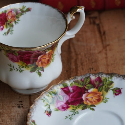 Petite tasse "Pleasance" en porcelaine anglaise fleurie et dorée Royal Albert modèle Old Country Rose