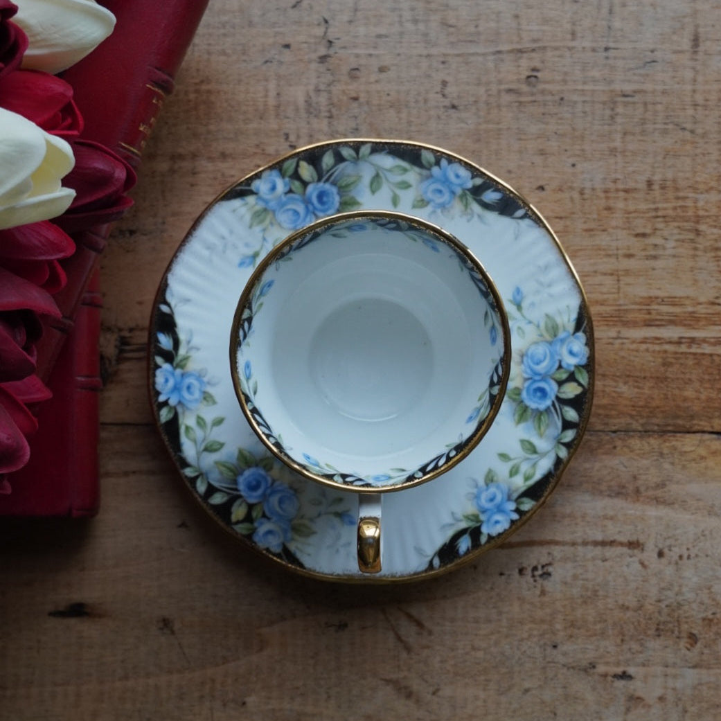 Tasse "Rosina" en porcelaine anglaise fleurie et dorée Queen's modèle Midnight Rose