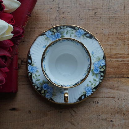 Tasse "Rosina" en porcelaine anglaise fleurie et dorée Queen's modèle Midnight Rose