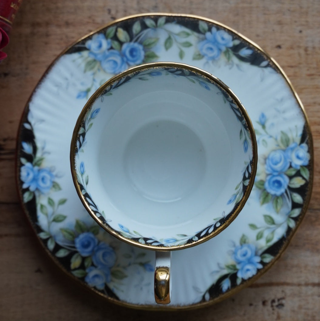 Tasse "Rosina" en porcelaine anglaise fleurie et dorée Queen's modèle Midnight Rose
