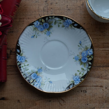 Tasse "Rosina" en porcelaine anglaise fleurie et dorée Queen's modèle Midnight Rose
