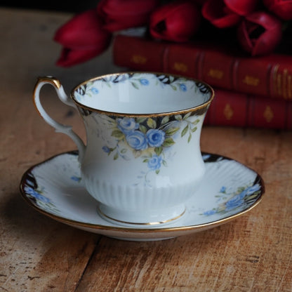 Tasse "Rosina" en porcelaine anglaise fleurie et dorée Queen's modèle Midnight Rose