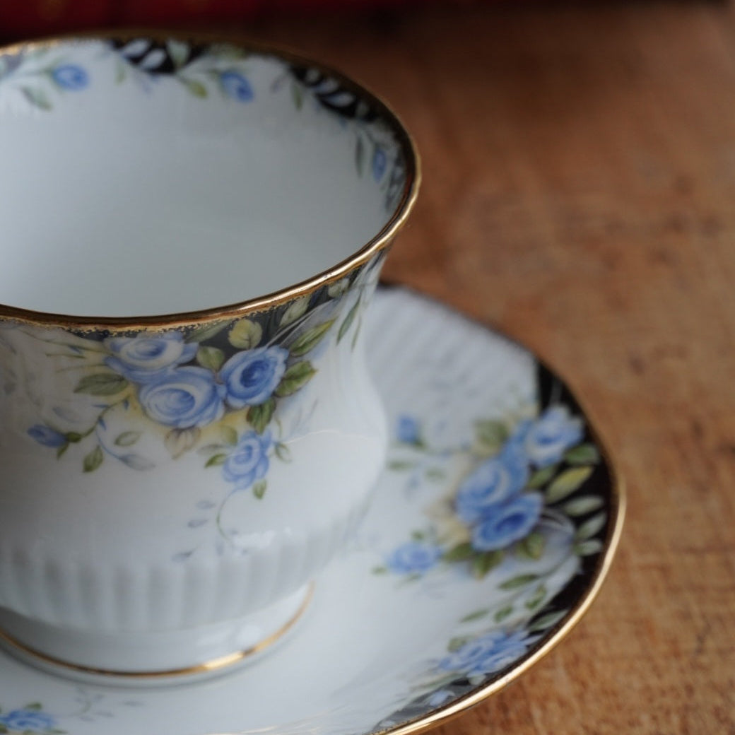 Tasse "Rosina" en porcelaine anglaise fleurie et dorée Queen's modèle Midnight Rose