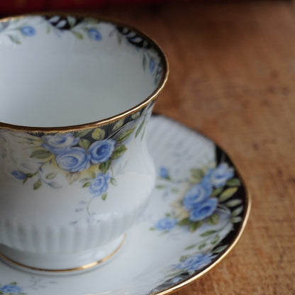 Tasse "Rosina" en porcelaine anglaise fleurie et dorée Queen's modèle Midnight Rose