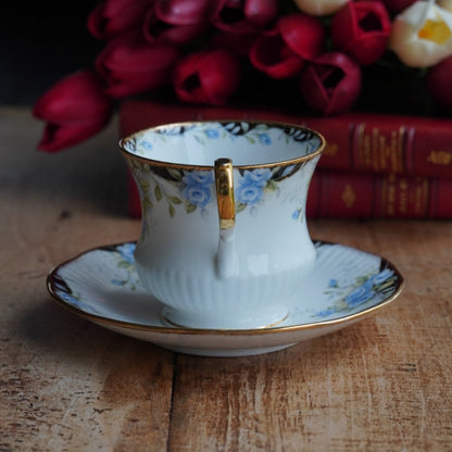 Tasse "Rosina" en porcelaine anglaise fleurie et dorée Queen's modèle Midnight Rose