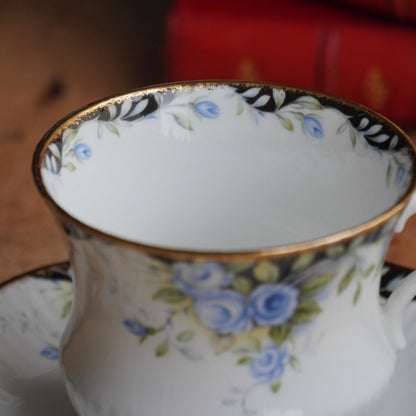 Tasse "Rosina" en porcelaine anglaise fleurie et dorée Queen's modèle Midnight Rose