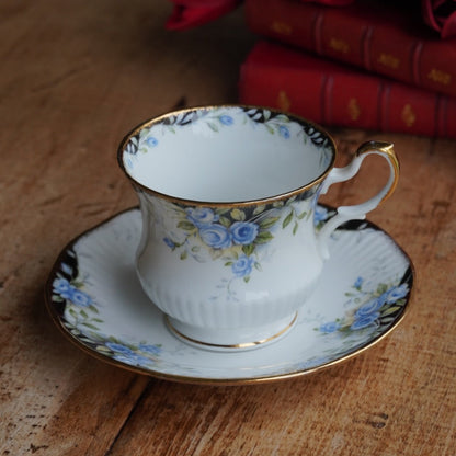 Tasse "Rosina" en porcelaine anglaise fleurie et dorée Queen's modèle Midnight Rose