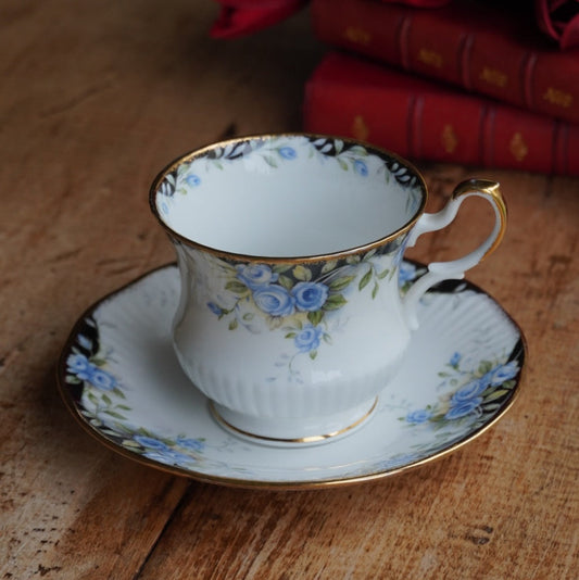 Tasse "Rosina" en porcelaine anglaise fleurie et dorée Queen's modèle Midnight Rose
