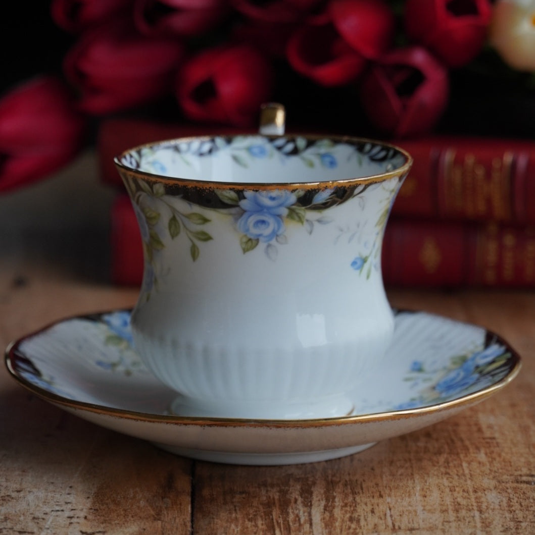Tasse "Rosina" en porcelaine anglaise fleurie et dorée Queen's modèle Midnight Rose