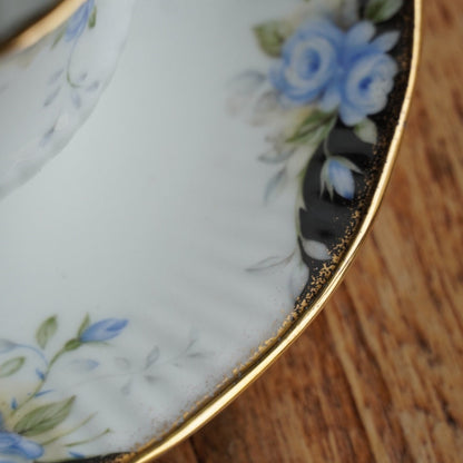 Tasse "Rosina" en porcelaine anglaise fleurie et dorée Queen's modèle Midnight Rose