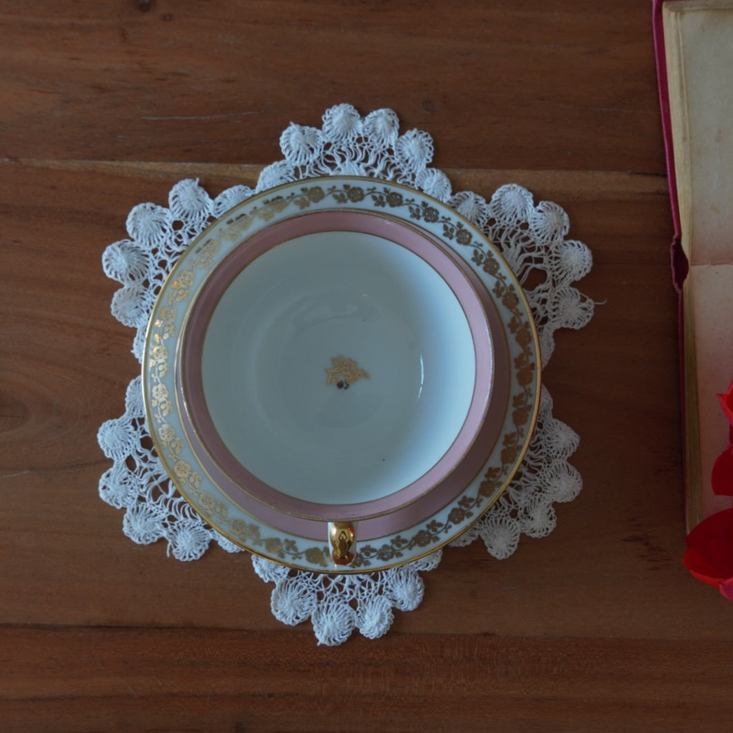 Grande tasse "Clotilde" en porcelaine de Limoges dorée et rosée