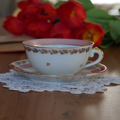 Grande tasse "Clotilde" en porcelaine de Limoges dorée et rosée