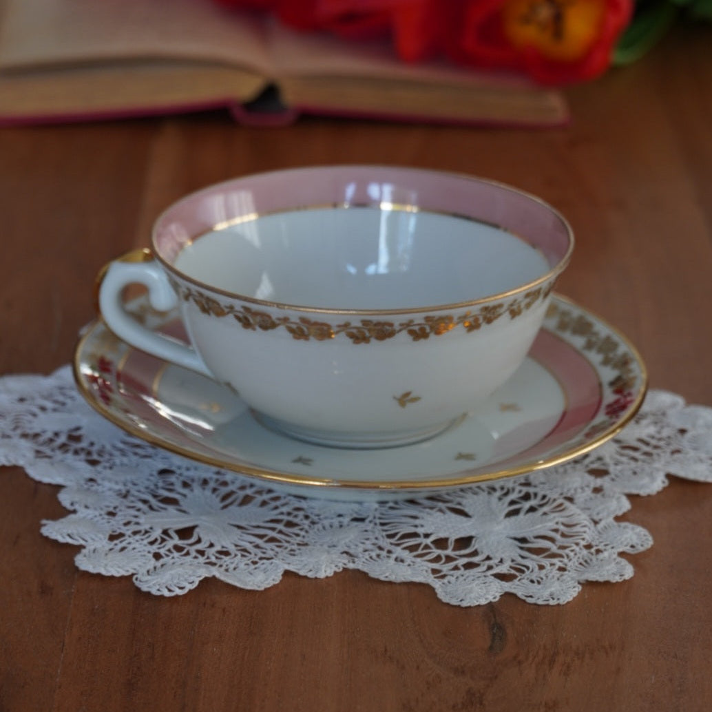 Grande tasse "Clotilde" en porcelaine de Limoges dorée et rosée
