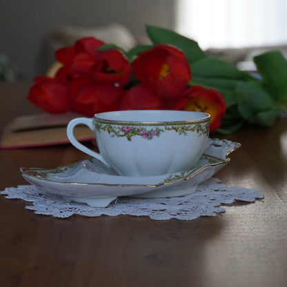 Grande tasse "Malonie" et sa grande sous-tasse à gâteau en porcelaine de Limoges fleurie et dorée