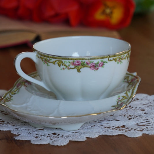 Grande tasse "Malonie" et sa grande sous-tasse à gâteau en porcelaine de Limoges fleurie et dorée