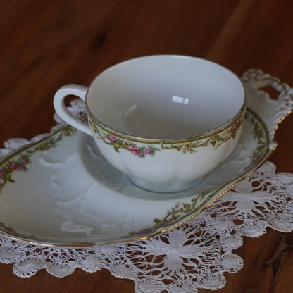 Grande tasse "Malonie" et sa grande sous-tasse à gâteau en porcelaine de Limoges fleurie et dorée