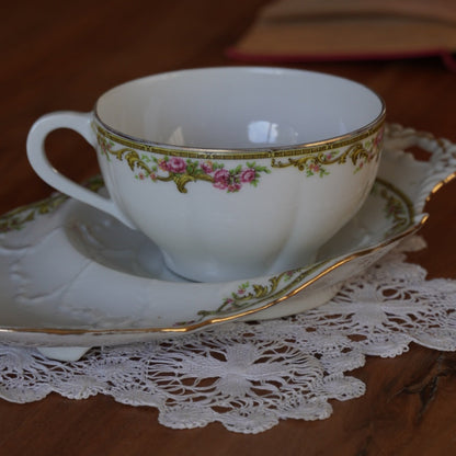 Grande tasse "Malonie" et sa grande sous-tasse à gâteau en porcelaine de Limoges fleurie et dorée