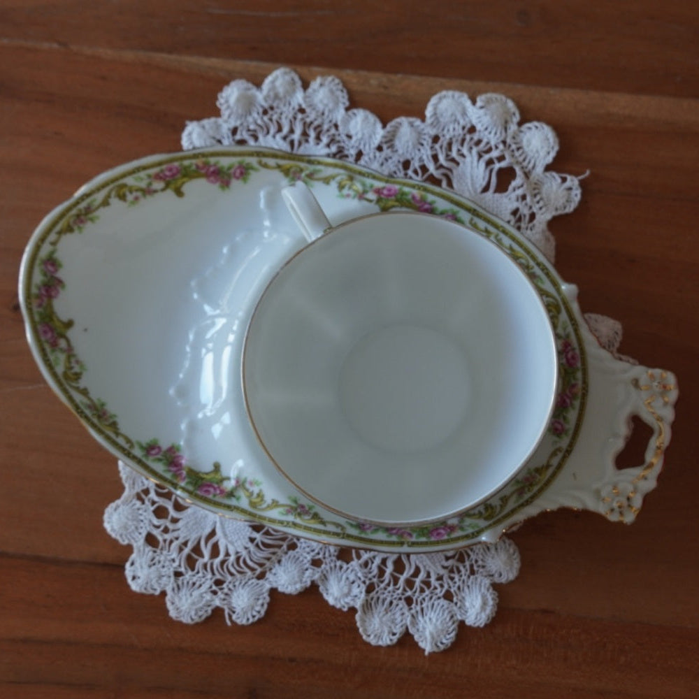 Grande tasse "Malonie" et sa grande sous-tasse à gâteau en porcelaine de Limoges fleurie et dorée