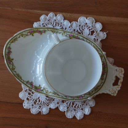 Grande tasse "Malonie" et sa grande sous-tasse à gâteau en porcelaine de Limoges fleurie et dorée