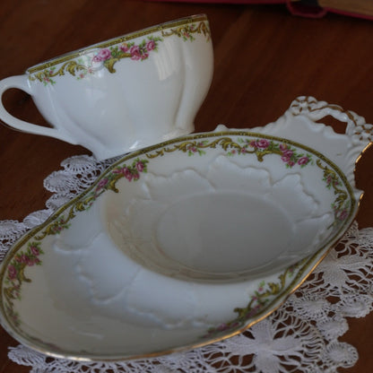 Grande tasse "Malonie" et sa grande sous-tasse à gâteau en porcelaine de Limoges fleurie et dorée