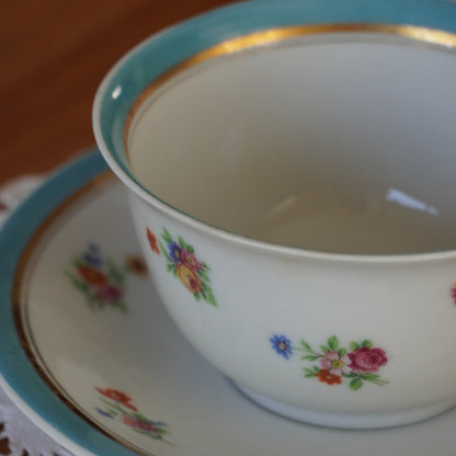 Tasse "Némésie" en porcelaine de Limoges fleurie, dorée et bleutée UML