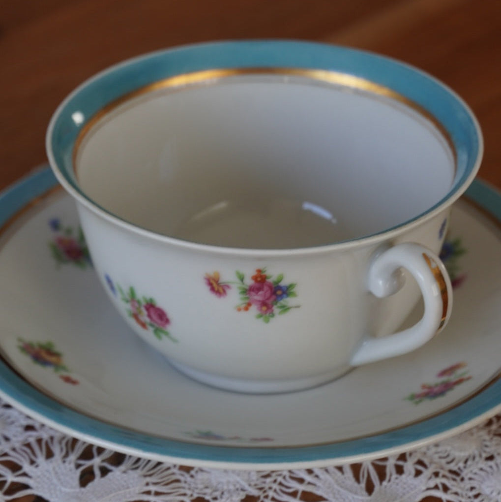 Tasse "Némésie" en porcelaine de Limoges fleurie, dorée et bleutée UML