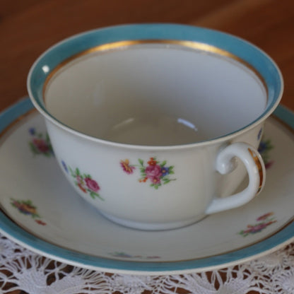 Tasse "Némésie" en porcelaine de Limoges fleurie, dorée et bleutée UML
