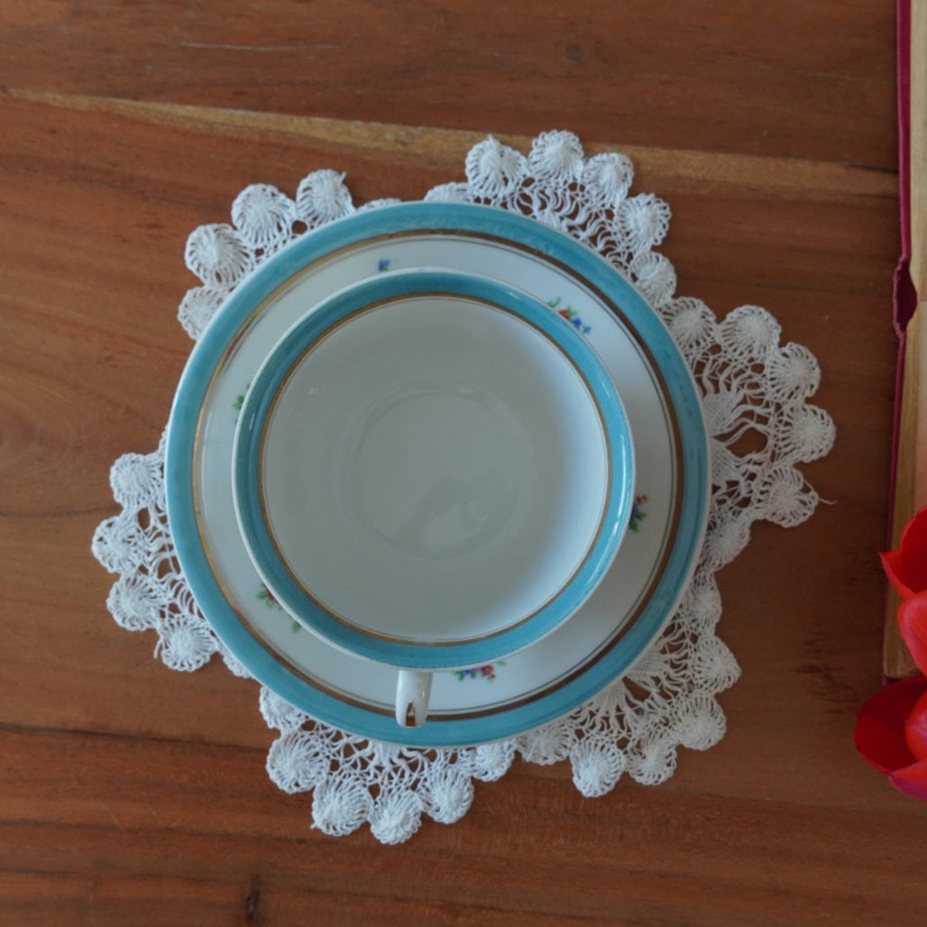 Tasse "Némésie" en porcelaine de Limoges fleurie, dorée et bleutée UML