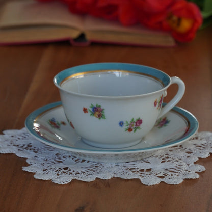 Tasse "Némésie" en porcelaine de Limoges fleurie, dorée et bleutée UML