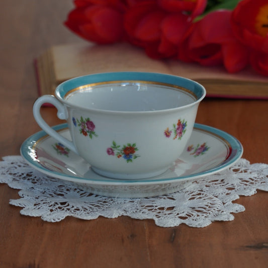 Tasse "Némésie" en porcelaine de Limoges fleurie, dorée et bleutée UML