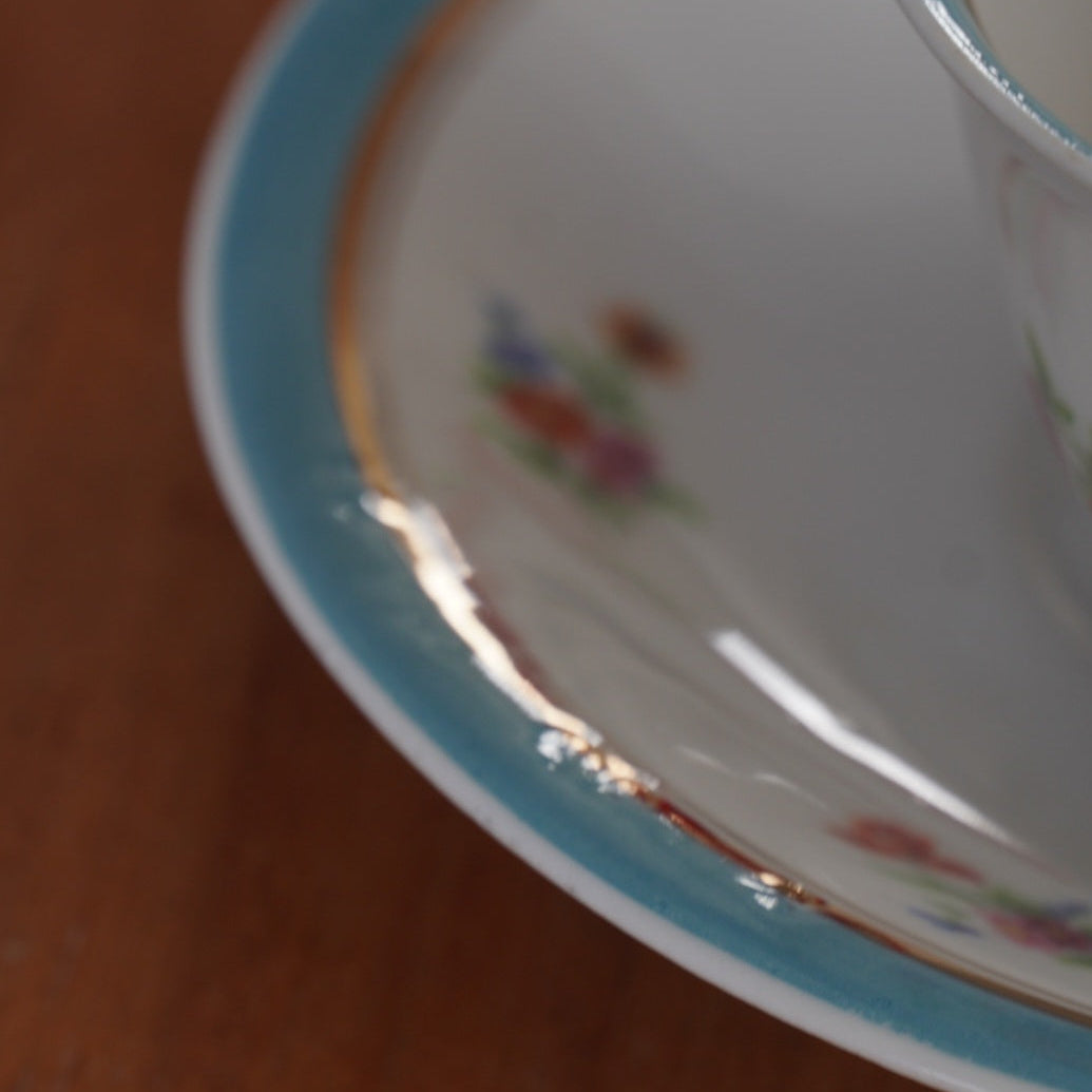 Tasse "Némésie" en porcelaine de Limoges fleurie, dorée et bleutée UML