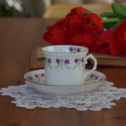 Tasse "Collet" en porcelaine anglaise fleurie et dorée à la bordure cannelée Radfordian