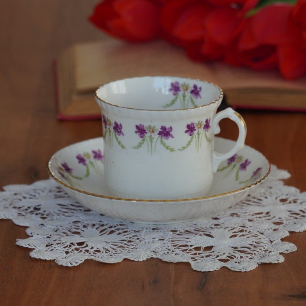 Tasse "Collet" en porcelaine anglaise fleurie et dorée à la bordure cannelée Radfordian