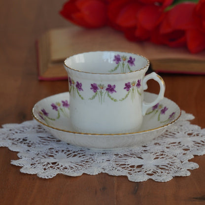 Tasse "Collet" en porcelaine anglaise fleurie et dorée à la bordure cannelée Radfordian